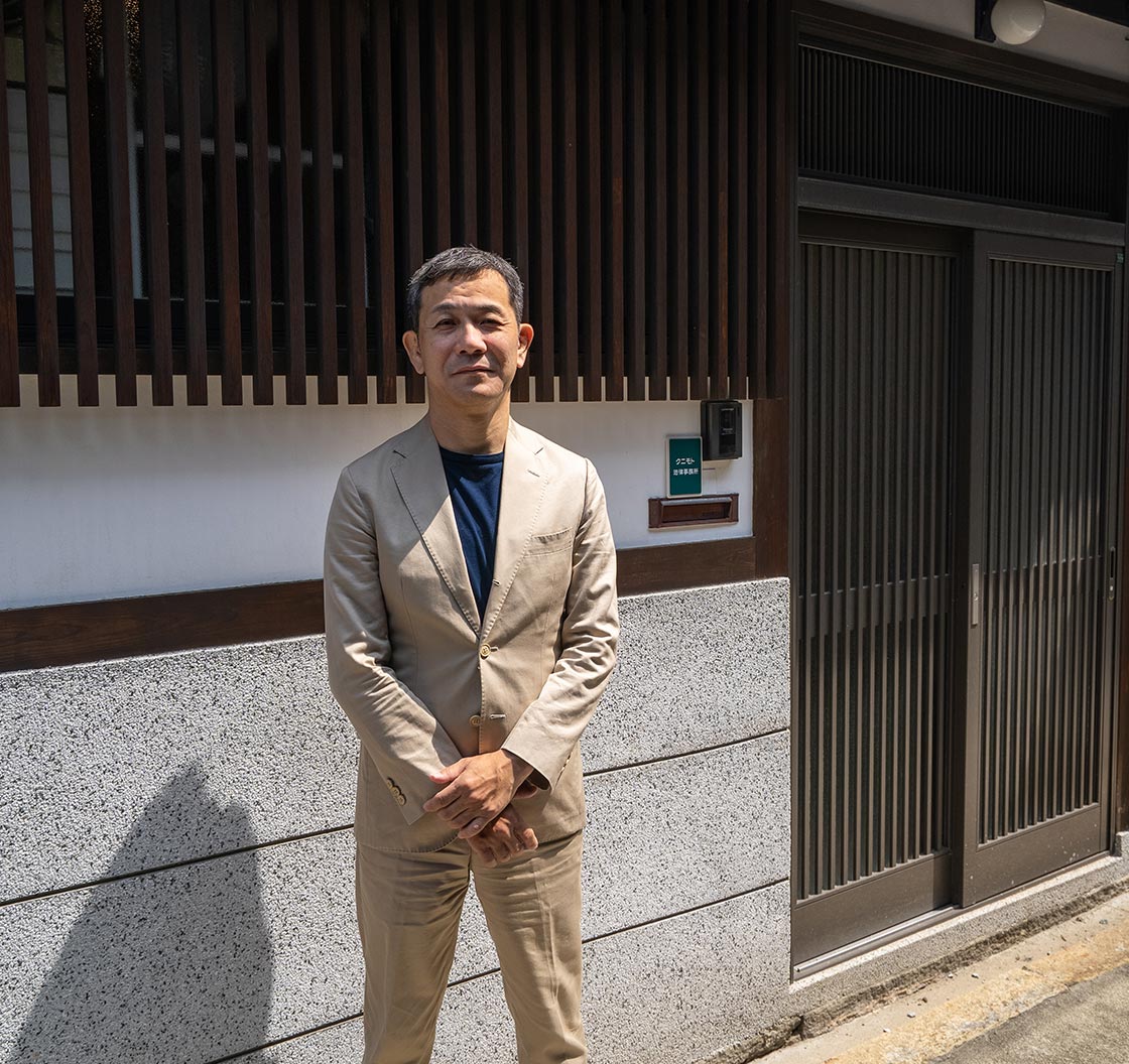 建物の前に立つ國本依伸の写真